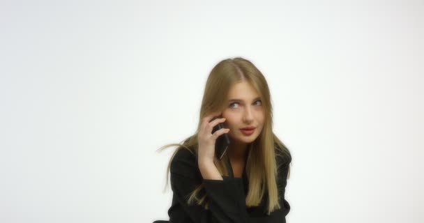긴 금발의 젊은 여성 이 전화 통화를 하고 있습니다.. — 비디오