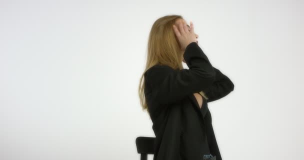 モデル白人女の子イチャイチャオンカメラでザ · スタジオ上の白の背景. — ストック動画