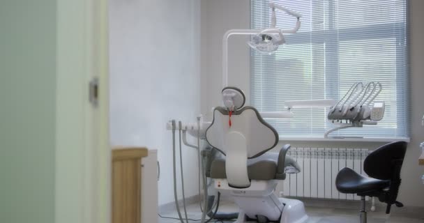 Modern tandläkarmottagning. Töm minimalistisk tandläkarmottagning med tandstol. — Stockvideo