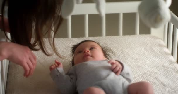 Мама разговаривает с новорожденным и гладит его живот.. — стоковое видео