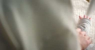 Bir bebek beşiğinde sırtüstü yatarken ağlayan bir bebeğin kapanışı.. 