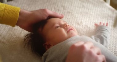 Bir bebek beşiğinde sırtüstü yatarken ağlayan bir bebeğin kapanışı.. 