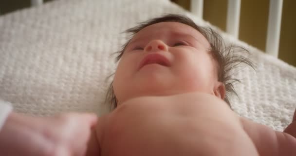 Bir bebek beşiğinde sırtüstü yatarken ağlayan bir bebeğin kapanışı.. — Stok video