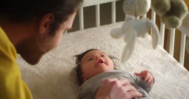 Yeni doğmuş bir bebekle oynayan mutlu bir baba.. 