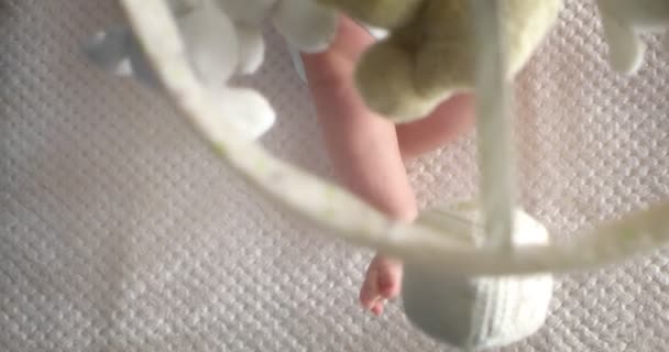 Neugeborenes in Windel liegt auf dem Rücken in leichtem Kinderbett. — Stockvideo