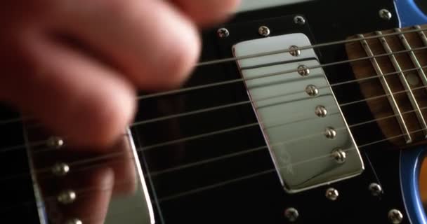 Primer guitarrista tocando fingerpicking con un plectrum en una guitarra eléctrica. — Vídeos de Stock