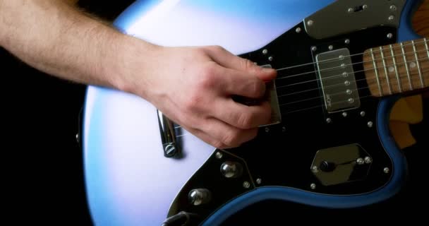 Erkek gitarist elektro gitarın fişini takıyor. Parmak karıştıran yaratıcı müzisyen — Stok video