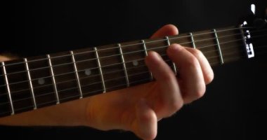 Müzisyenlerin parmakları gitar ensesinde.. 