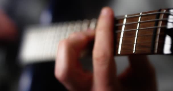 Närbild av musikernas fingrar på gitarrhalsen. — Stockvideo