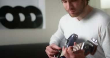 Müzisyen parmaklarıyla gitar çalıyor. 