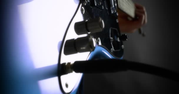 Männlicher Gitarrist steckt E-Gitarre ein. Kreativer Musiker spielt Fingerpicking — Stockvideo