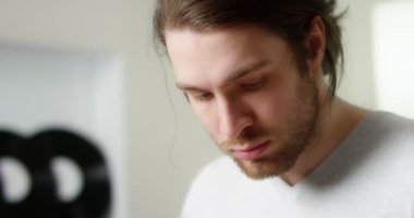 Müzisyen parmaklarıyla gitar çalıyor. 