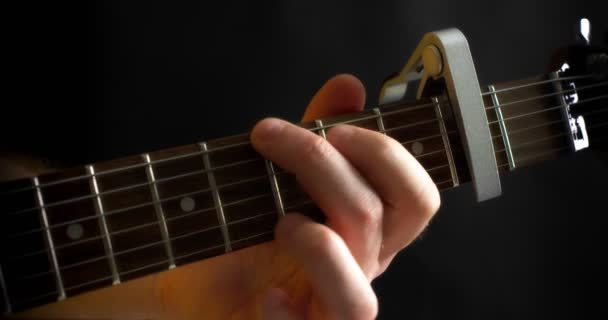Közelkép a zenészek ujjairól a gitár nyakán. — Stock videók