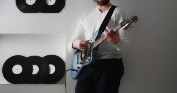 Jeune homme joue de la guitare électrique à la maison. — Video