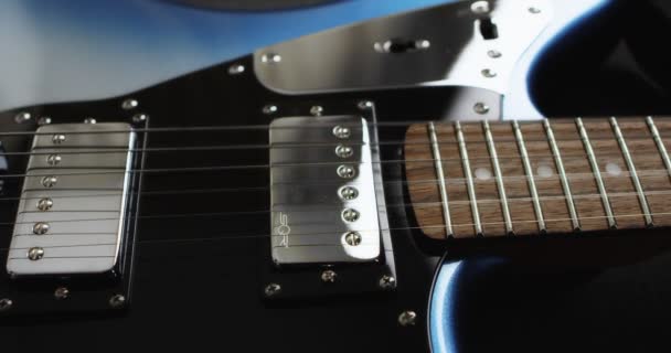 Primer plano de una mano de guitarristas en una guitarra eléctrica. — Vídeos de Stock