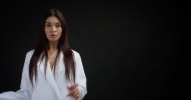 Kadın reklam içeriğiniz için boş bir yeri işaret ediyor. 