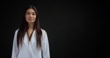 Kadın reklam içeriğiniz için boş bir yeri işaret ediyor. 