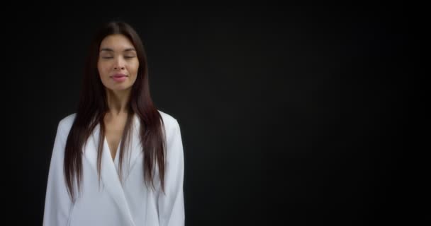 Wanita menunjuk ke ruang kosong untuk isi iklan Anda. — Stok Video