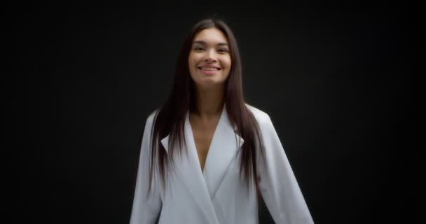 Mujer de negocios asiática en chaqueta blanca posando sobre fondo negro aislado. — Vídeos de Stock