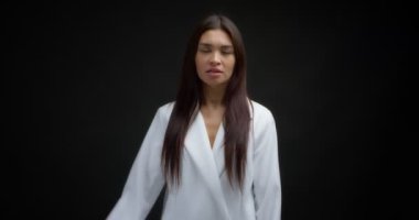 Hoşnutsuz bir kadın onaylamadığını gösterir, başparmağını indirir..