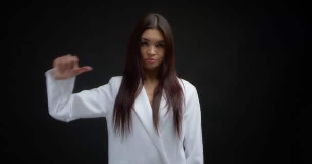 Розчарована жінка демонструє знак несхвалення, знижує її великий палець . — стокове відео