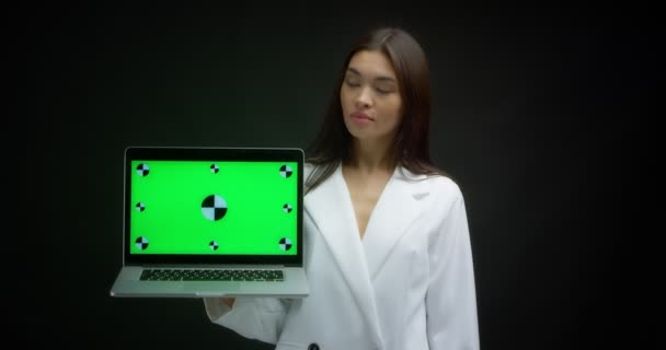 Mujer sosteniendo portátil con pantalla en blanco de la maqueta de croma key. — Vídeos de Stock