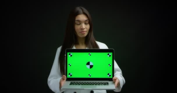 Kobieta trzymająca laptop z makietą klawisza chroma pusty ekran. — Wideo stockowe