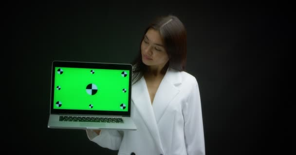 手持带有彩色键的笔记本电脑的妇女模拟空白屏幕. — 图库视频影像