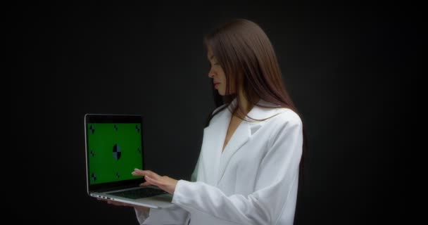 Asijské žena poslat e-mail na notebook s chroma klíč izolované na černém pozadí — Stock video