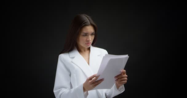Bizneswoman jest niezadowolona i rzuca białymi kartkami papieru. — Wideo stockowe