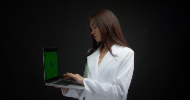 Femme asiatique envoyer un e-mail sur ordinateur portable avec clé chroma isolé sur fond noir. — Video