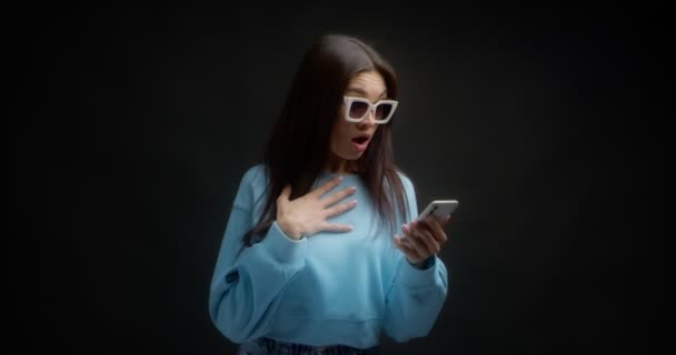 Mujer asiática en gafas de sol blancas recibió un mensaje increíble en el chat. — Vídeo de stock