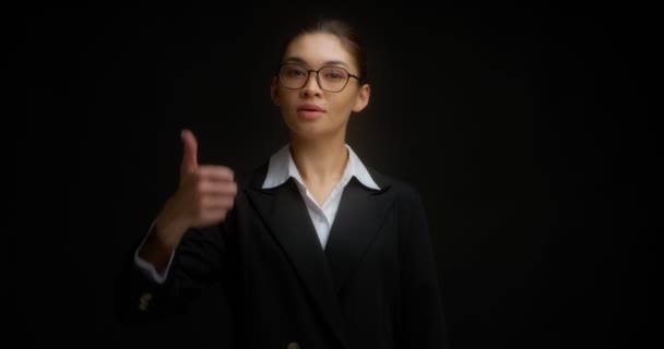 Vážná asijská žena v obchodním oblečení a brýle dává palce nahoru. — Stock video