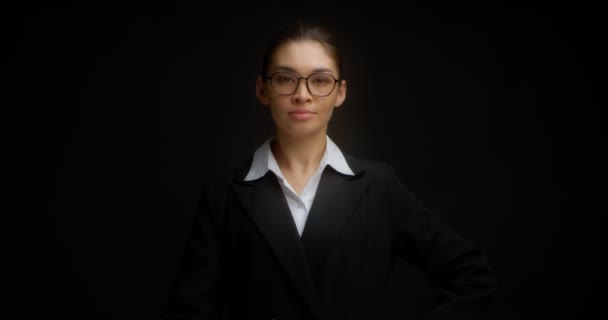 Mulher de negócios com óculos com um sério cinco mostra dedo fino. — Vídeo de Stock