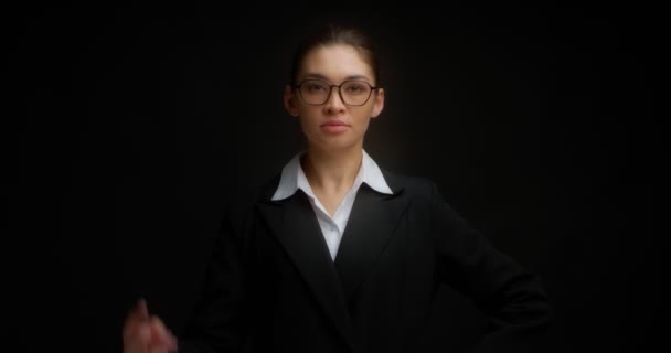 Donna d'affari con gli occhiali con un volto serio mostra tre dita. — Video Stock