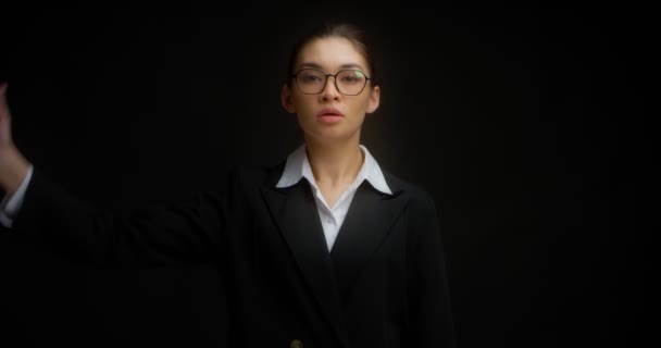 Vážná asijská žena v obchodním oblečení a brýle dává palce dolů. — Stock video