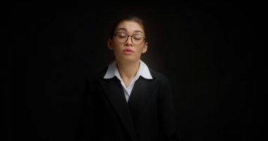 Gözlüklü bir iş kadını omuzlarını silker. - Bilmiyorum.