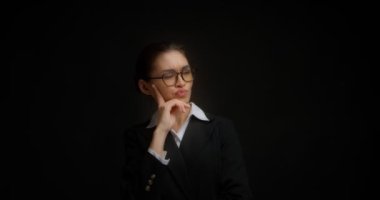 Düşünceli iş kadını, çenesine dokunur, fikirleri ve stratejileri düşünür..