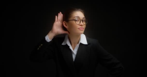 Bella bruna in abiti da lavoro e occhiali chiede di parlare più forte. — Video Stock