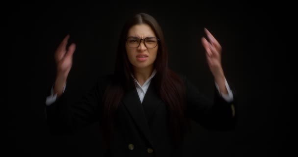 Mujer de negocios agresiva rasgando su cabello en la cabeza, fondo negro — Vídeos de Stock