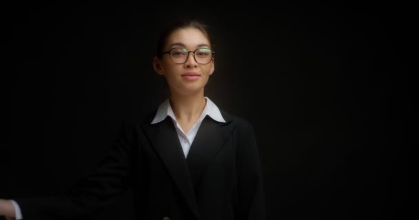 Ázsiai nő üzleti ruhában és szemüvegben egy kézmozdulatot mutat. Gyere ide.. — Stock videók