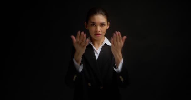 Bizneswoman zakrywa twarz dłońmi, nie chce oglądać wiadomości — Wideo stockowe
