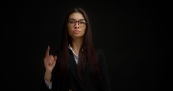 Obchodní žena s vážným obličejem ukazuje přímo do kamery, vybírá si vás — Stock video