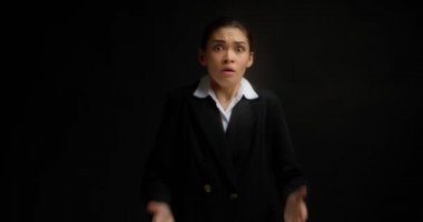 İş kadını avuçlarıyla yüzünü kapatıyor, haberleri izlemek istemiyor.