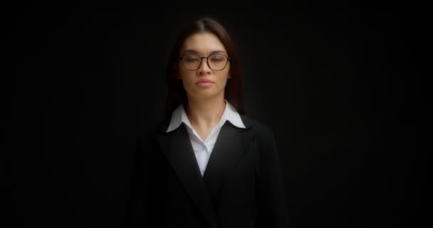 Zszokowana bizneswoman podnosi okulary w zaskoczeniu na czarnym tle. — Wideo stockowe