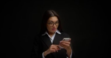 Heyecanlı ve yeni akıllı telefon uygulamasını işaret ediyor. siyah arkaplan