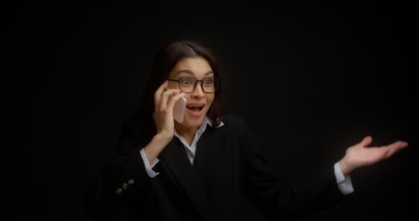 Geschäftsfrau freut sich über angenehme Neuigkeiten im Telefongespräch — Stockvideo