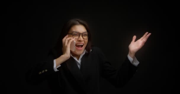 Geschäftsfrau ist fassungslos über die freudige Nachricht in einem Telefongespräch — Stockvideo