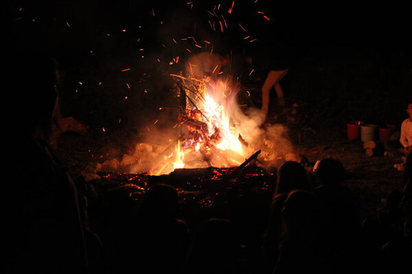 огонь, горящий от костра в костре на фоне камина