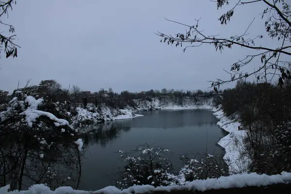 冬は湖と雪に囲まれた美しい風景 — ストック写真